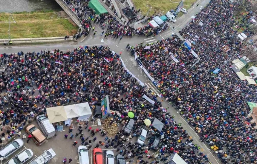 塞爾維亞抗議活動升級，學生領導大規模示威抗議鐵路災難