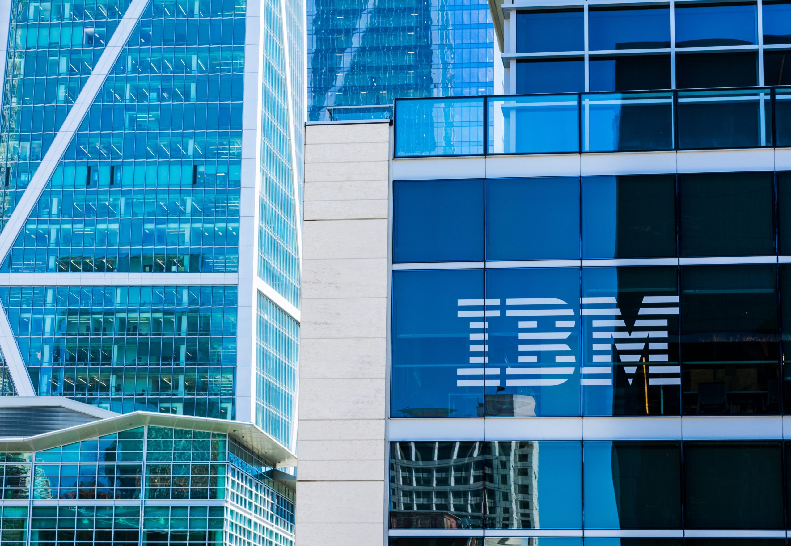 IBM Q4 earnings surpass estimates, software revenue surges