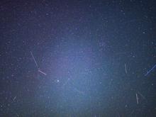 Leuchtspuren: Lichterscheinung am nächtlichen Himmel