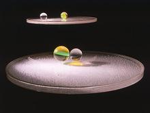 Wenn kosmische Kräfte walten: Liliane Lijn verzaubert im Wiener Museum für moderne Kunst