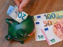 Umfrage: Sparrekord geht an vielen Haushalten vorbei