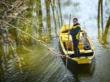 Kurioser Arbeitsplatz: Die Libelle fährt mit: Postbotin wieder mit Kahn unterwegs