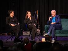 „Checkpoint – die Berlin-Revue” feiert Premiere: „Endlich die Leute kennenlernen, die ich jeden Tag lese“