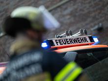 Brände: Drei Verletzte bei Brand in Mehrfamilienhaus in Neukölln