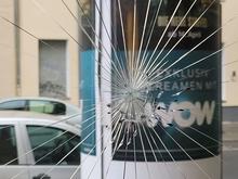 Unbekannte werfen Pflasterstein in Kneipenfenster: Erneuter antisemitischer Angriff auf Neuköllner Lokal „Bajszel“