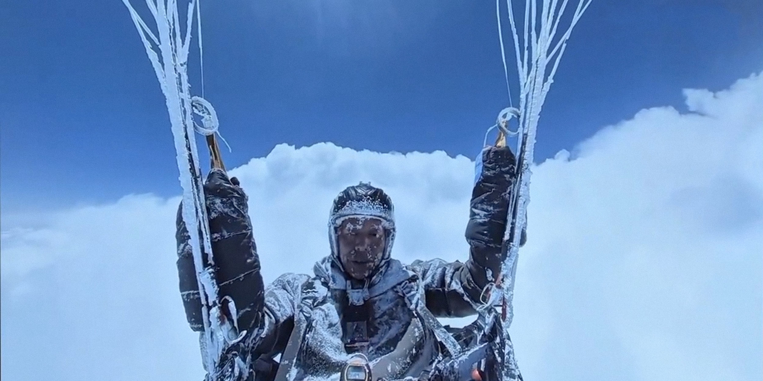 No Oxygen, Coated in Ice: Chinese Paraglider Survives 8,600-Meter Flight