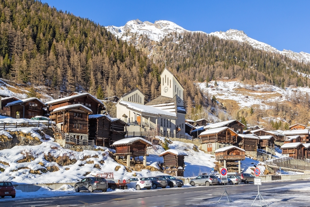 冰川崩塌摧毀了瑞士村莊
