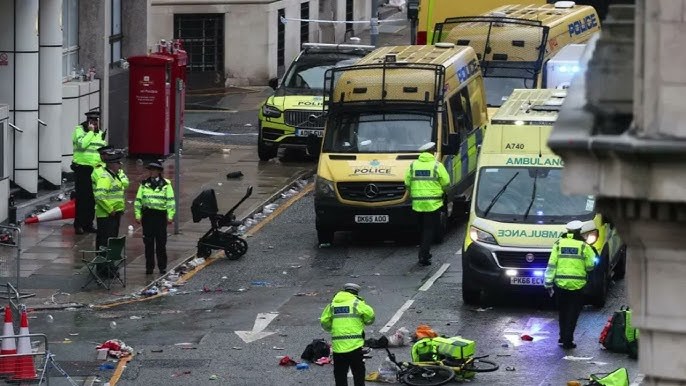 男子在利物浦冠軍遊行中撞車后被捕