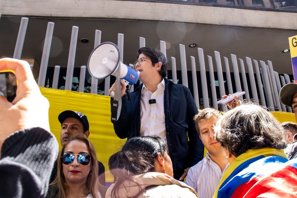 哥倫比亞總統候選人在競選活動中頭部中彈