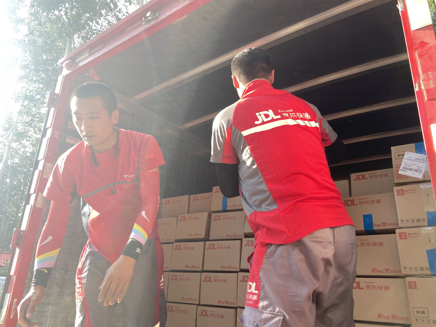 JD logistics hires full-time couriers as food delivery orders surge