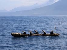 Schippern im Einbaum: Steinzeit-Kanu bewältigt tückische Meeresströmung