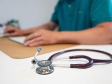 Forschung in Deutschland: Studie: Weniger Vertrauen in Ärzte, die KI verwenden