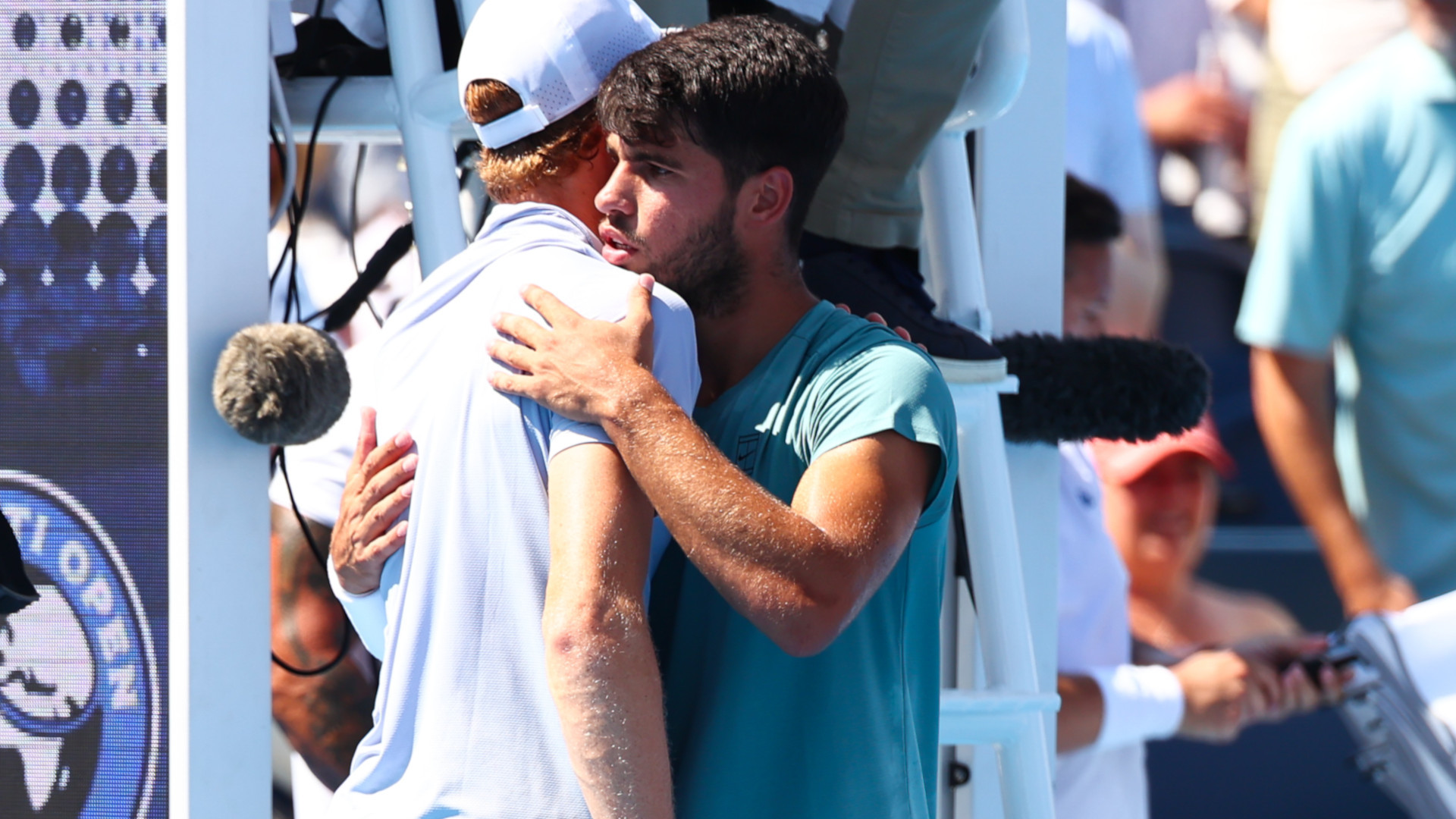 詹尼克·辛納 vs. 卡洛斯·阿爾卡拉斯：辛納在第一盤中退賽，阿爾卡拉斯贏得比賽