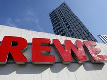 Frau musste ins Krankenhaus: Rewe-Mitarbeiter schlägt Mutter vor ihren Kindern in Berlin nieder