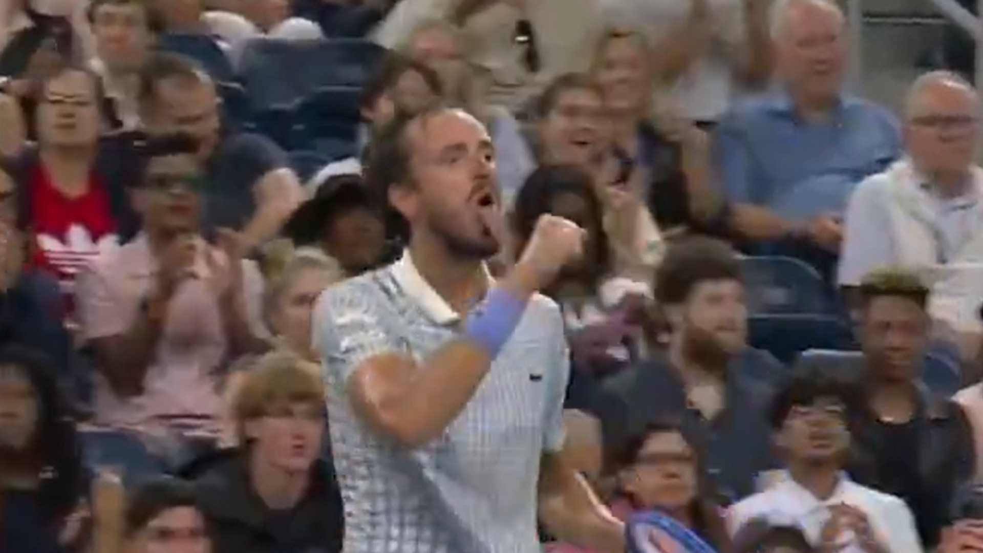 丹尼爾·梅德韋傑夫 （Daniil Medvedev） 被發現在美國網球公開賽的尷尬表演中做出猥褻手勢