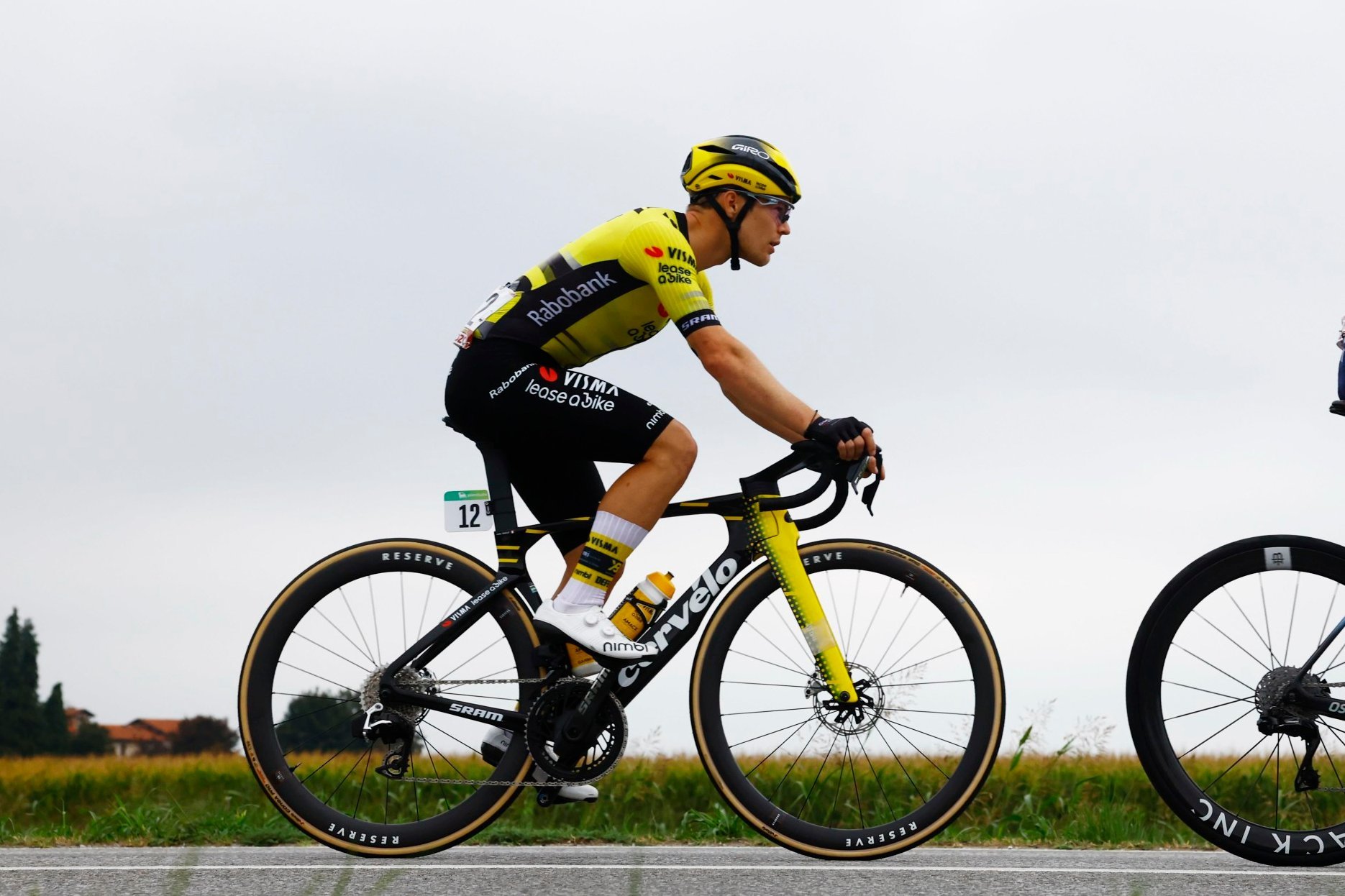 在第 2 賽段多次撞車後，前三次退出 La Vuelta a España