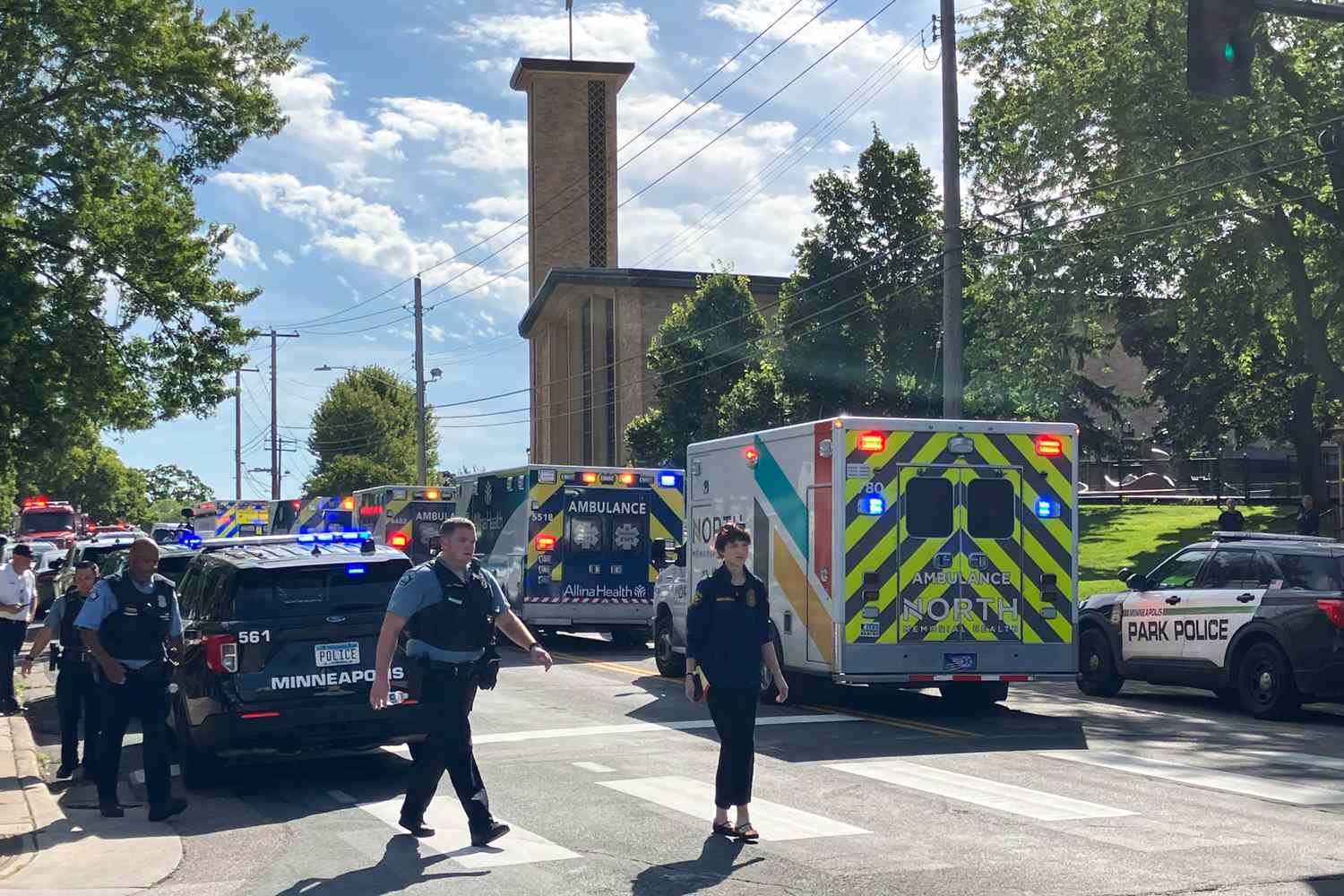 明尼阿波利斯天主教學校槍擊事件造成兒童死亡、數十人受傷