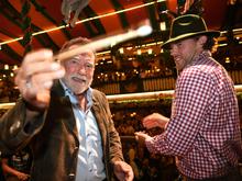 Oktoberfest: Schwarzenegger gibt auf der Wiesn den Takt an
