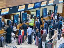 Etliche Reisende warten auf ihre Koffer: IT-Probleme am Flughafen BER noch immer ungelöst