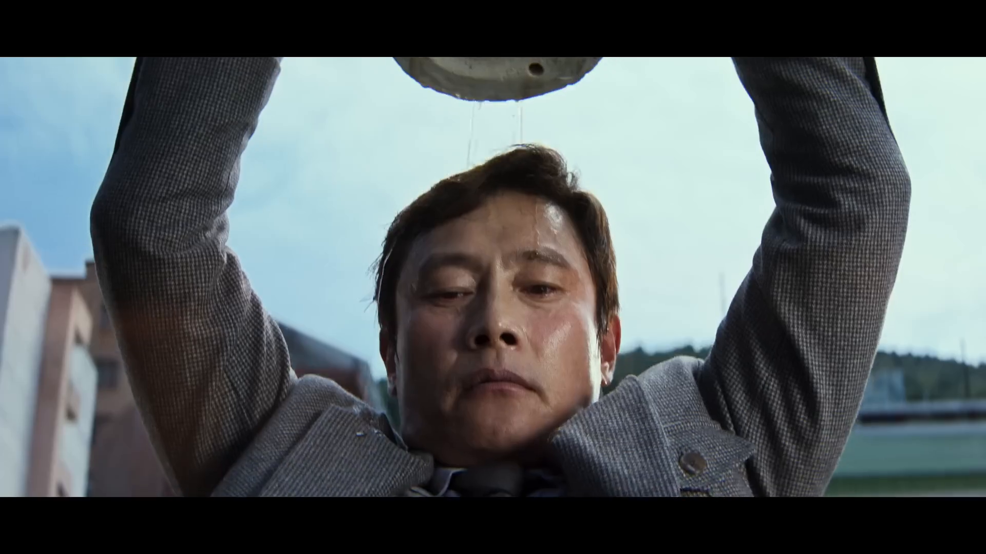 《魷魚遊戲》的李秉憲在朴贊郁的《No Other Choice 》中大開殺戒