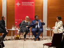 Schülern das Grundgesetz erklären: Verein „GrundGesetzVerstehen“ erhält Brandenburger Freiheitspreis