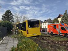 Unfälle: BVG-Bus kommt von Straße ab