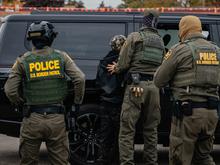 „Diese Behörde ist völlig außer Kontrolle geraten“: ICE-Beamte stürmen Kita in Chicago