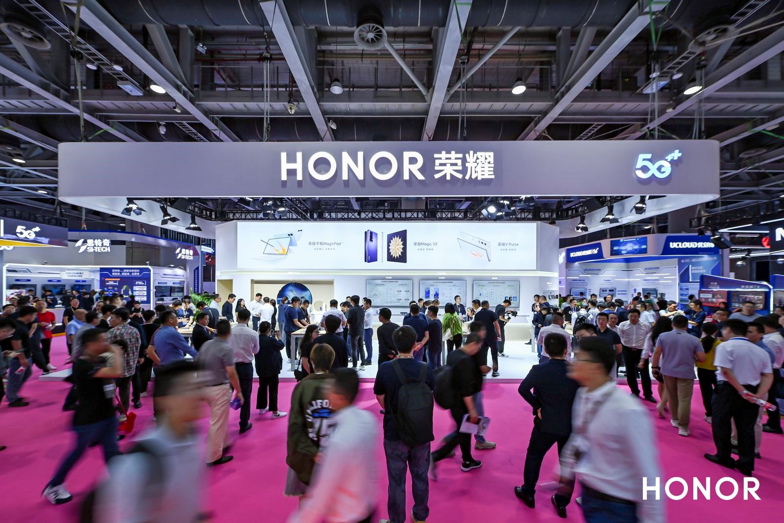Honor unveils plans for world’s first AI-powered robot phone next year