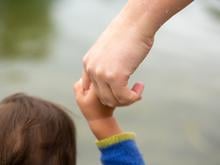 Wohnraum, Kinderbetreuung, Steuer-Entlastung: Die Berliner CDU will Alleinerziehenden helfen