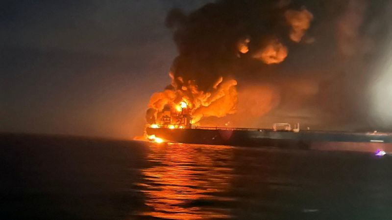 烏克蘭在黑海用海軍無人機攻擊兩艘俄羅斯影子艦隊油輪