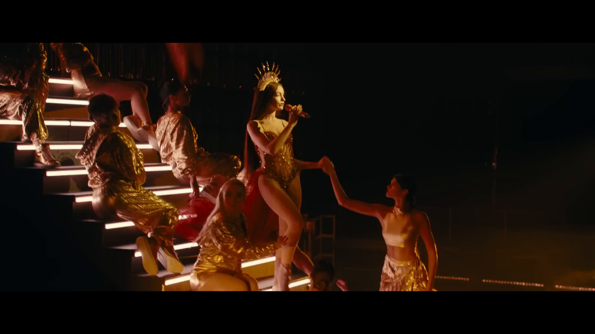 安妮·海瑟薇在A24頻道的《聖母瑪麗》中成為流行歌手