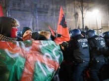 Berlin-Friedrichshain: Anti-Polizei-Demo aufgelöst – Angriffe auf Polizisten