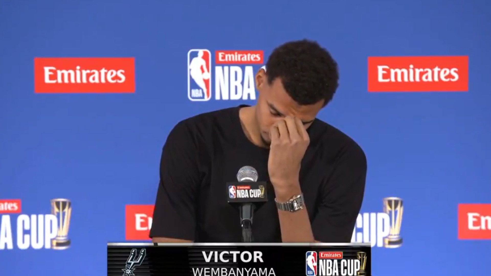 維克多·溫班亞馬在祖母過世數小時後，參加NBA盃後淚流滿面