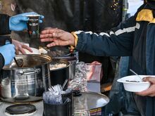 Aktion am Heiligabend: „Keiner isst allein“ – Imbisse verteilen Gratis-Essen