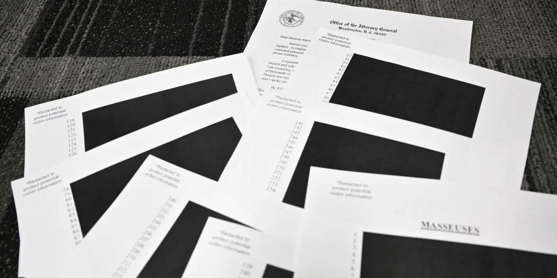 人們找到了「駭入」被塗黑的愛潑斯坦檔案的方法，看看黑欄後面藏著什麼：方法如下