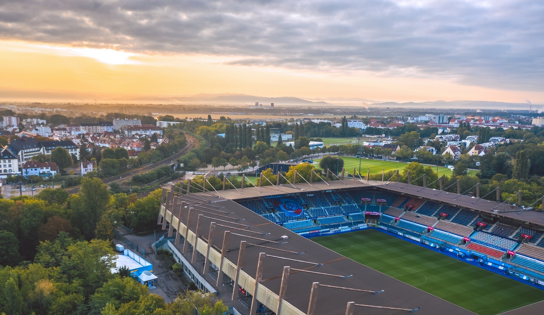 史特拉斯堡任命前狼隊主帥加里·奧尼爾接替羅森尼爾