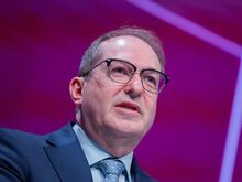 Innere Sicherheit: Dobrindt: mehr Verfassungsschützer gegen Linksextremisten