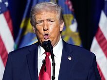 Zwischenfall bei Werkbesuch: Trump zeigt pöbelndem Arbeiter den Mittelfinger