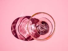 Nüchterne Gäste werden zum Problem in der Gastronomie: „Dann kosten zwei Gläser vielleicht mal 70 Euro“