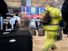 Wetter in Berlin und Brandenburg: Flughafen BER stellt Betrieb wegen Blitzeis ein