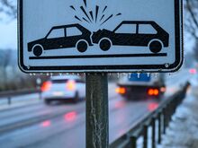 Glatteis-Unfälle auf der A10 bei Potsdam: Unfallserie auf eisglatter Fahrbahn mit vielen Verletzten