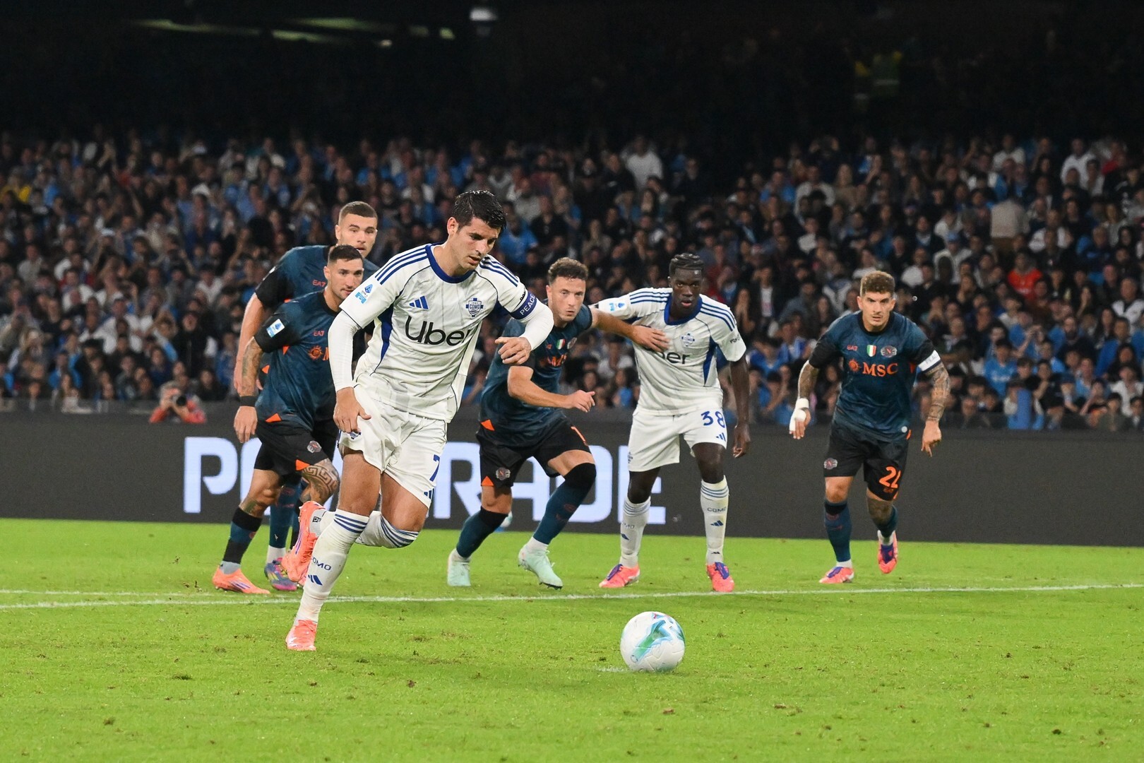 科莫主帥塞斯克·法布雷加斯在領紅牌後公開斥責阿爾瓦羅·莫拉塔：「我對他有更高的期望。」