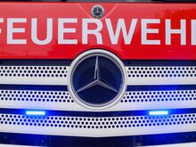 Brände: Einsatz in der Nacht: Feuer schlägt auf Wohnhaus über