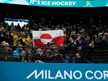 Olympisches Eishockeyturnier: Bei USA-Spiel: Fans zeigen Grönland-Flagge auf Tribüne