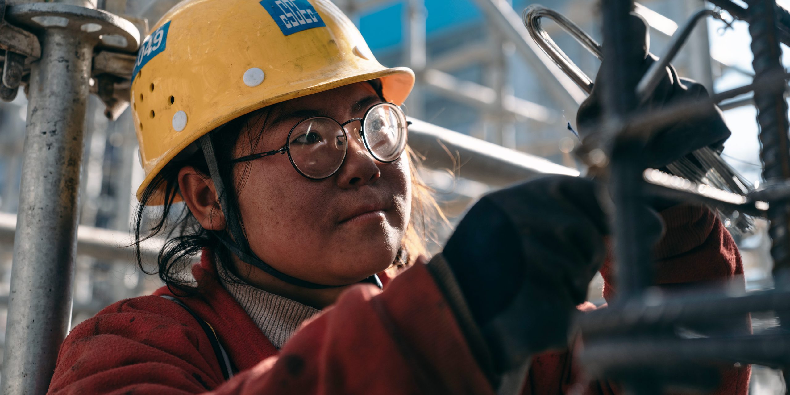 On 310 Yuan a Day, She Builds China’s Towers — and Streams the Struggle