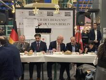 Wahlkampftermin bei der türkischen Gemeinde: Überraschung beim gemeinsamen Fastenbrechen mit Berlins Spitzenkandidaten
