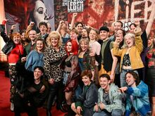 Berlins 90er-Jahre: Begeisterter Applaus für Musicalpremiere „Wir sind am Leben“