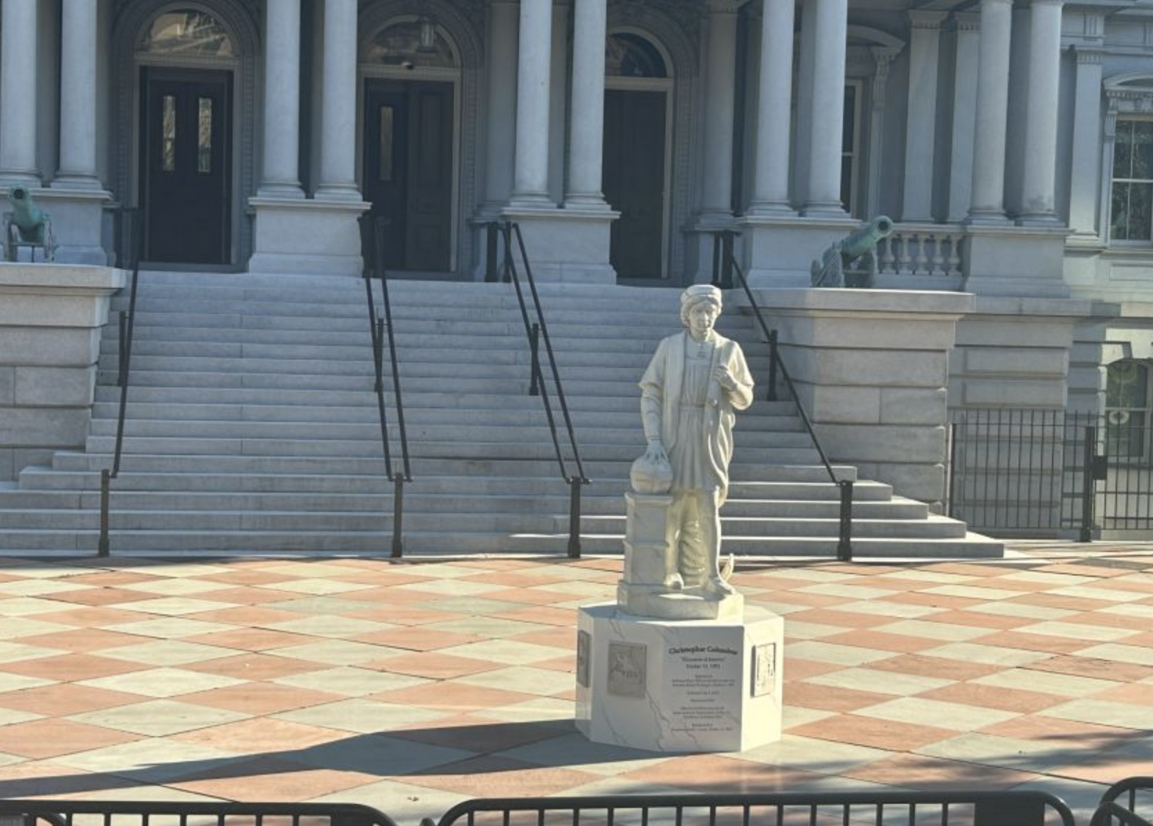 白宮豎立了一座克里斯多福·哥倫布的雕像：「原始美國英雄」