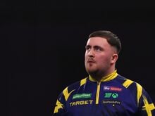 Premier League in Berlin: Bei Littler-Sieg: 12.000 Fans feiern Darts-Party in Berlin