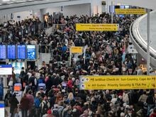 Streit um Abschiebungen: Mitarbeiter bezahlt: Schlangen an US-Airports lassen nach